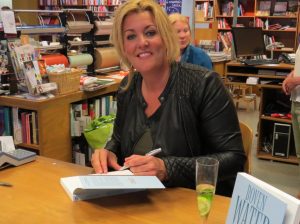 Auteur Linda Jansen signeert de eerste ´Boven water´ exemplaren bij Libris boekhandel Van Kemenade & Hollaers te Breda - 21 april 2016 - NAU Uitgeverij te Blaricum
