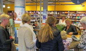 Linda Jansen signeert de eerste exemplaren van de roman ´Boven Water´ voor haar lezers van de Libris boekhandel Van Kemenade & Hollaers te Breda / NAU Uitgevers Blaricum